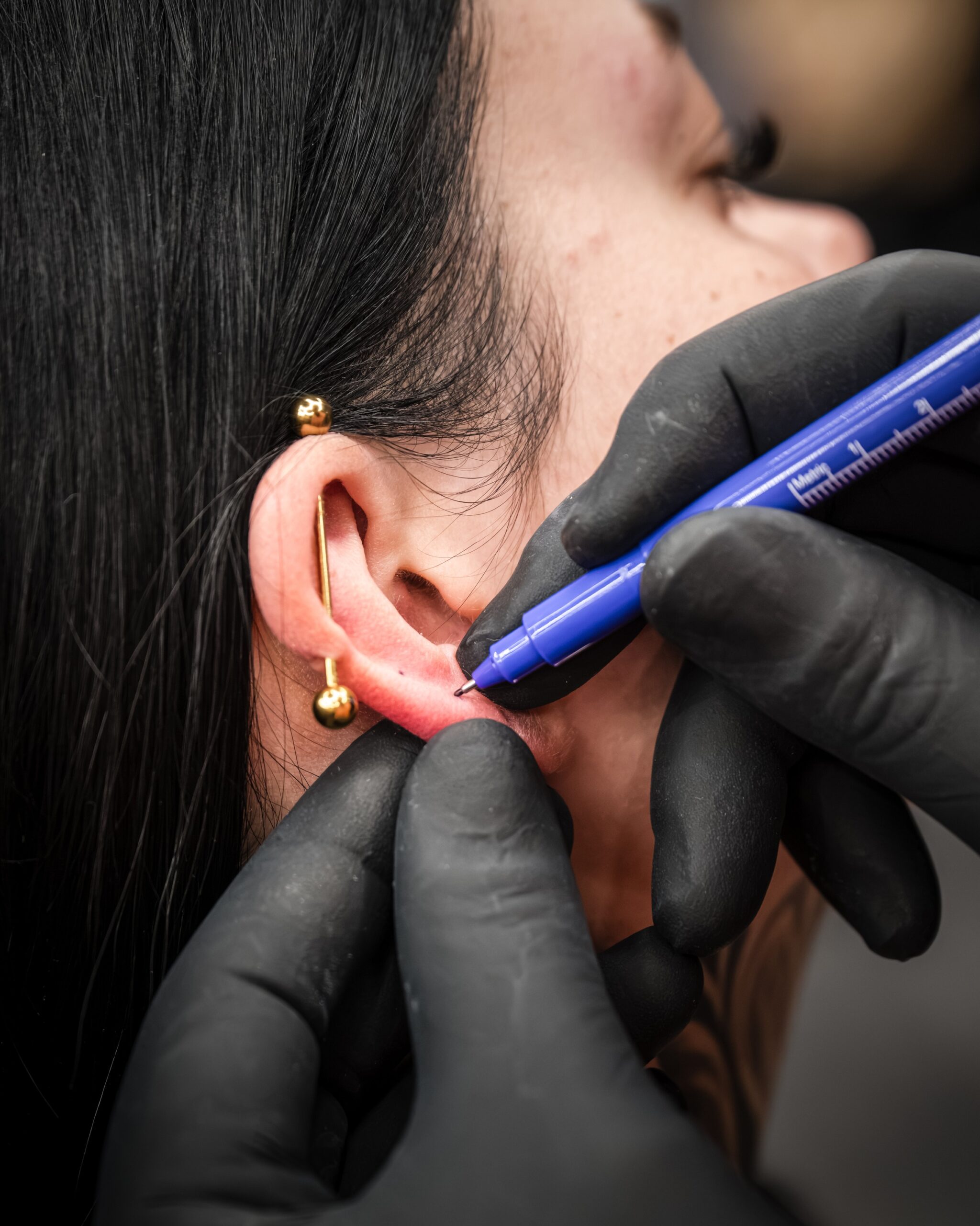 Piercing-Arbeit im Blackout Ink Studio