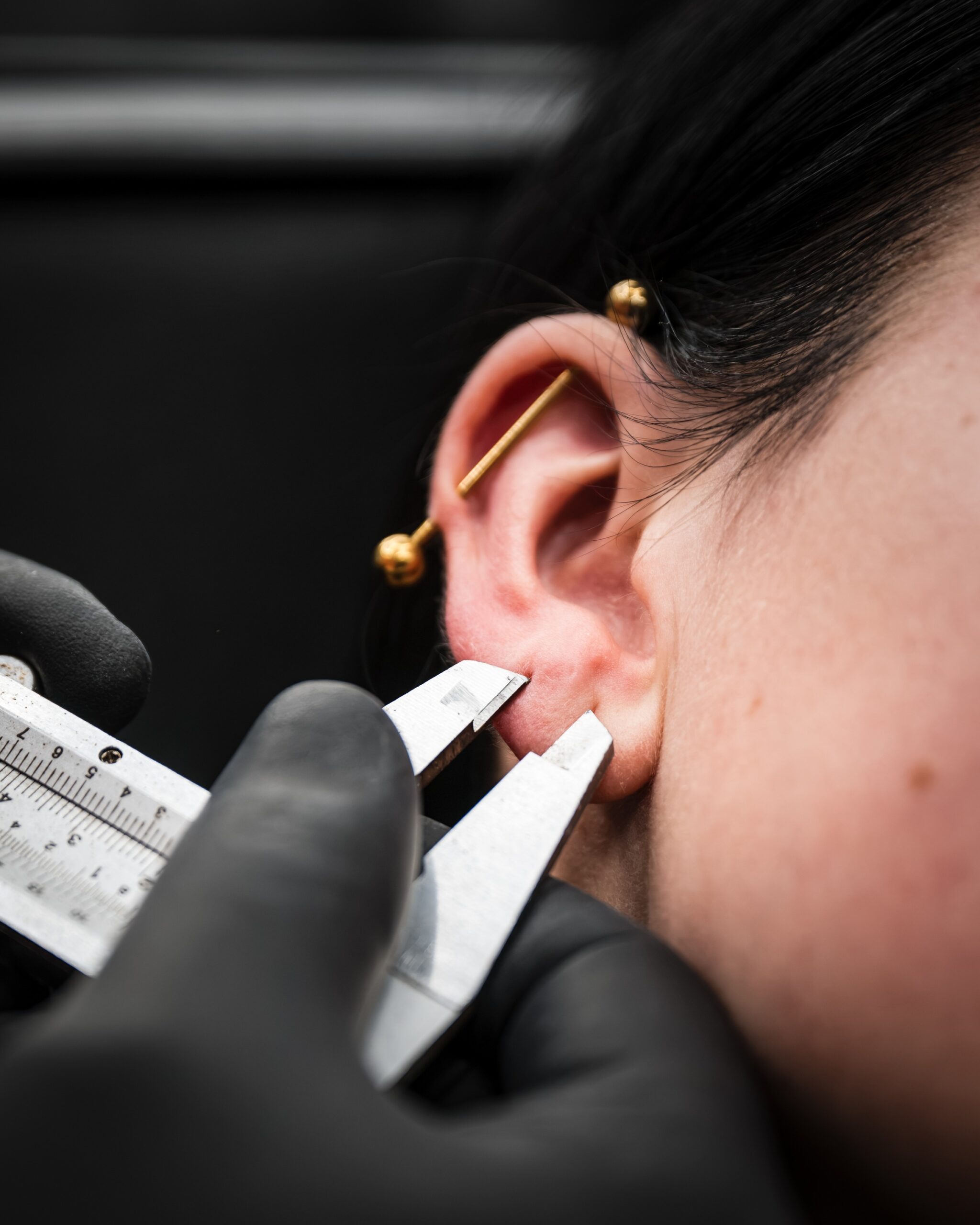 Piercing-Arbeit im Blackout Ink Studio