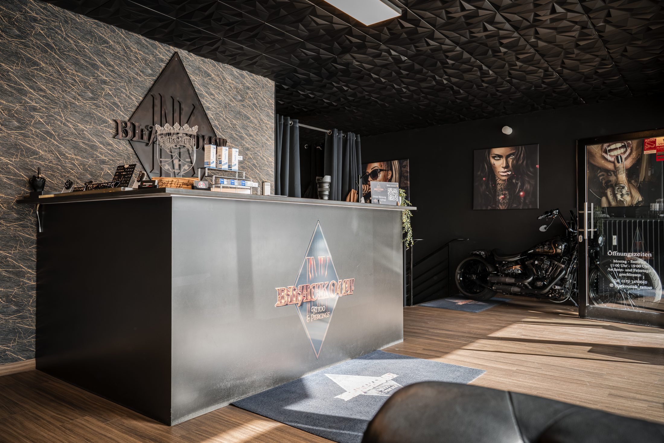 Theke im Empfangsbereich des Blackout Ink Studios