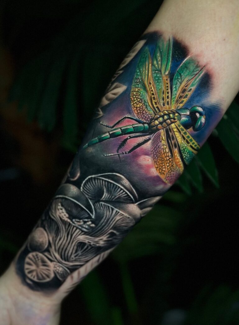 Farbiges Tattoo von Blackout Ink