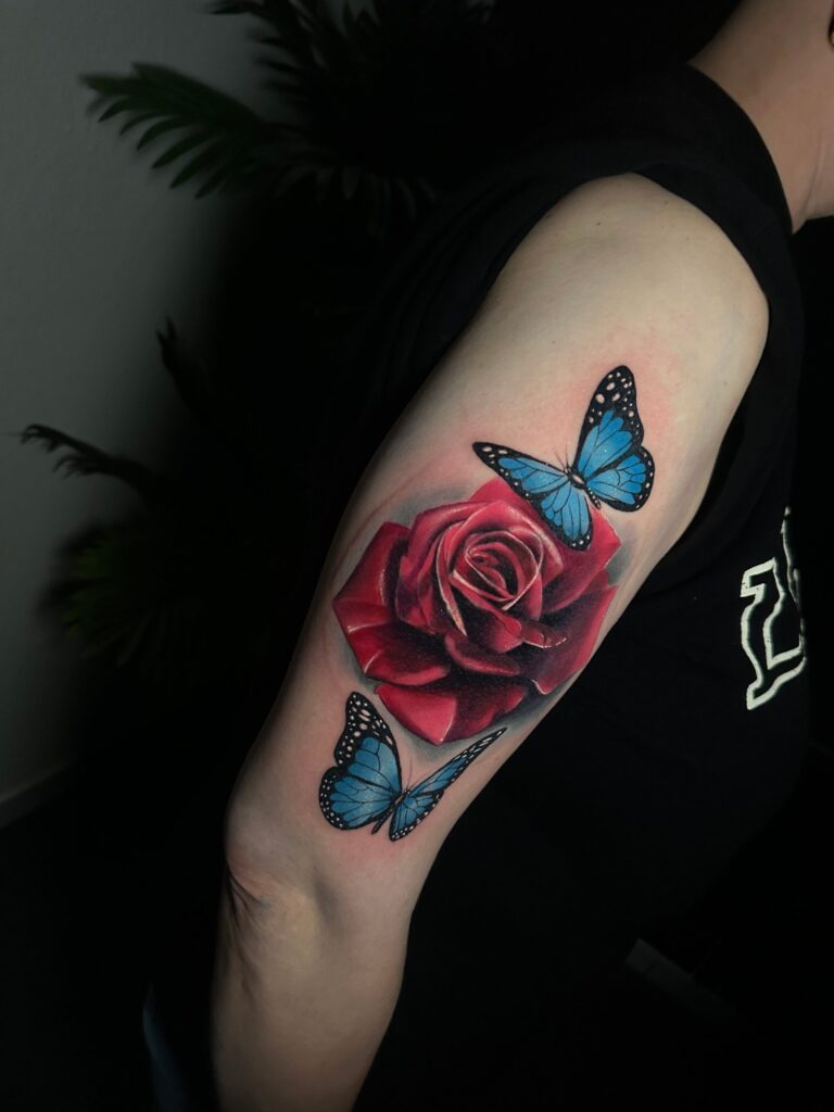 Farbiges Tattoo von Blackout Ink