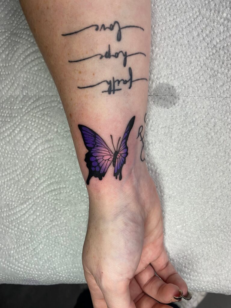 Farbiges Tattoo von Blackout Ink