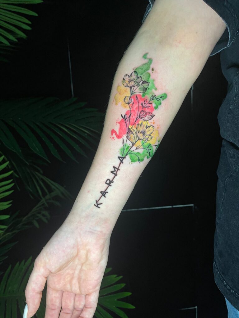 Farbiges Tattoo von Blackout Ink