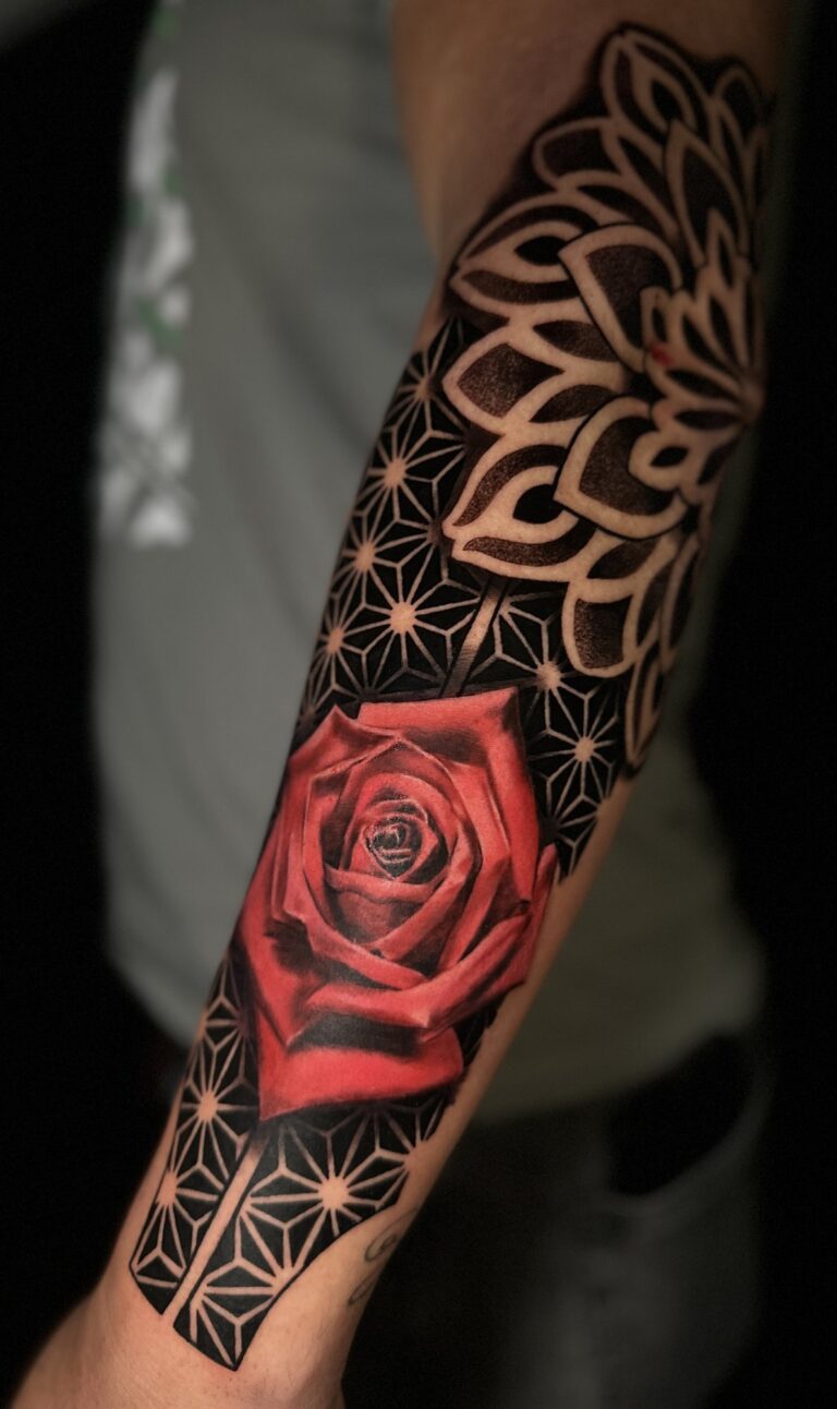 Farbiges Tattoo von Blackout Ink