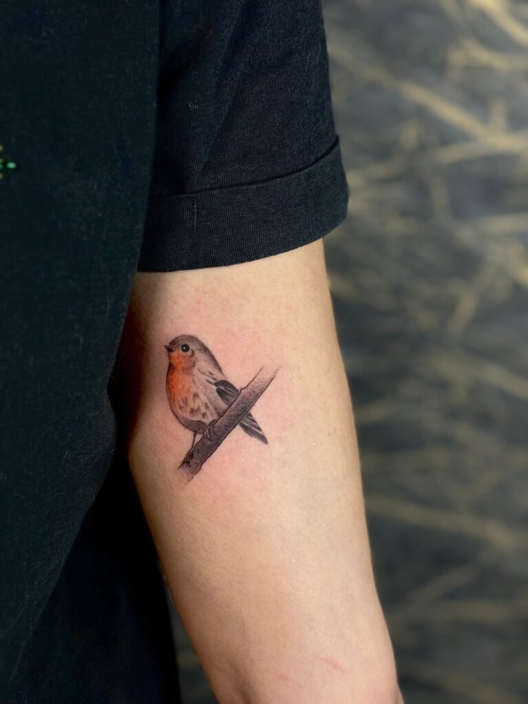 Farbiges Tattoo von Blackout Ink