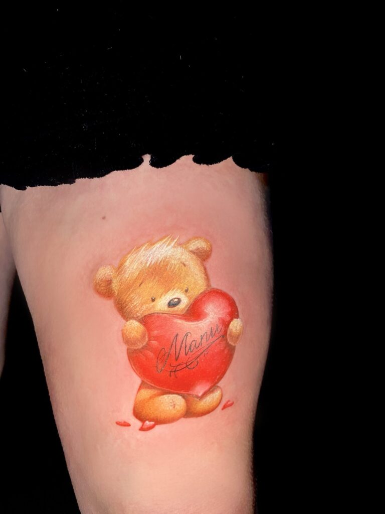 Farbiges Tattoo von Blackout Ink