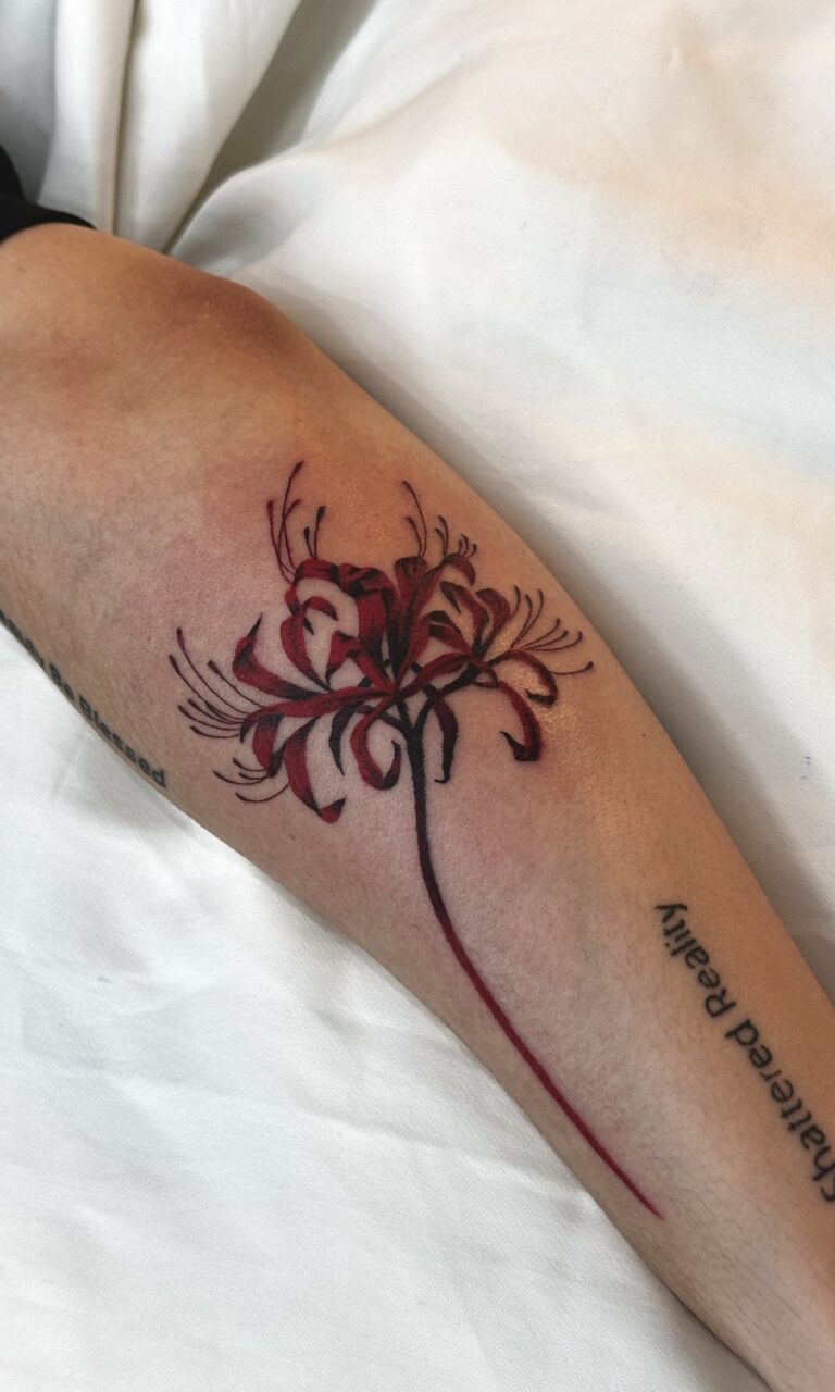 Farbiges Tattoo von Blackout Ink