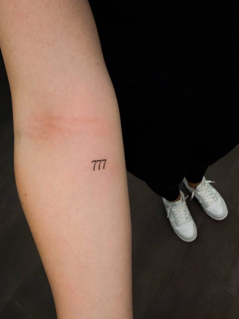 Fineline-Tattoo von Blackout Ink