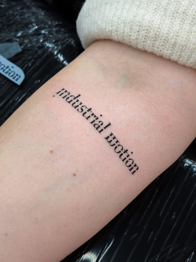 Fineline-Tattoo von Blackout Ink