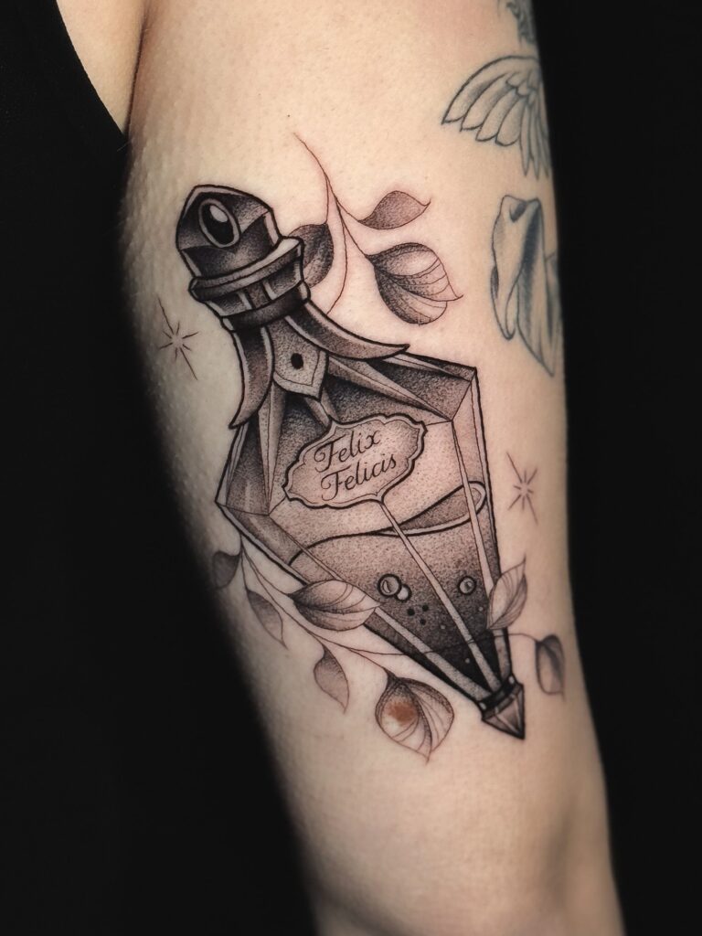 Fineline-Tattoo von Blackout Ink