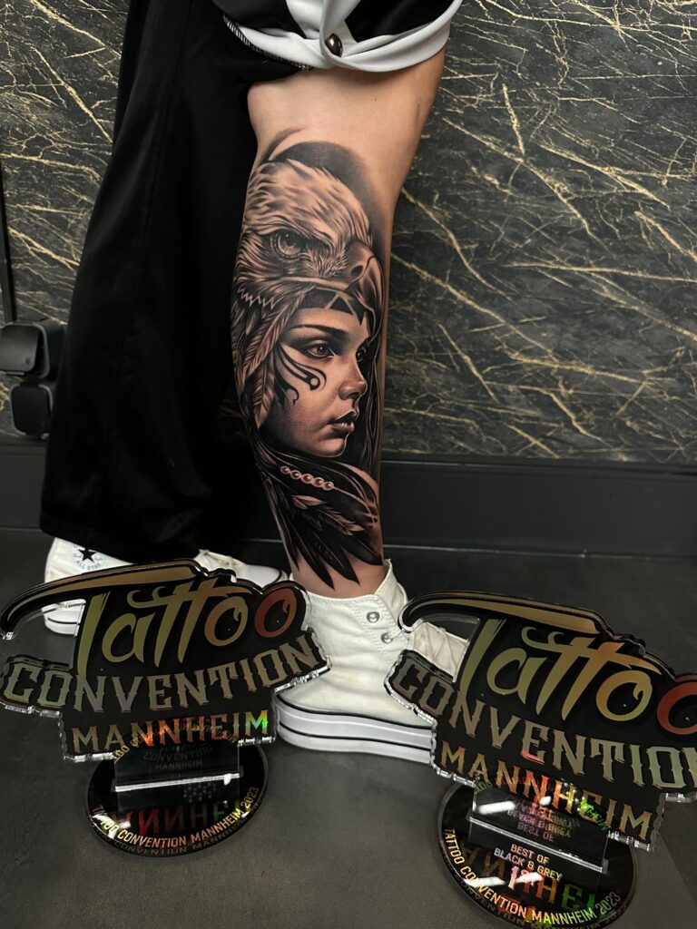Realistisches Tattoo von Blackout Ink