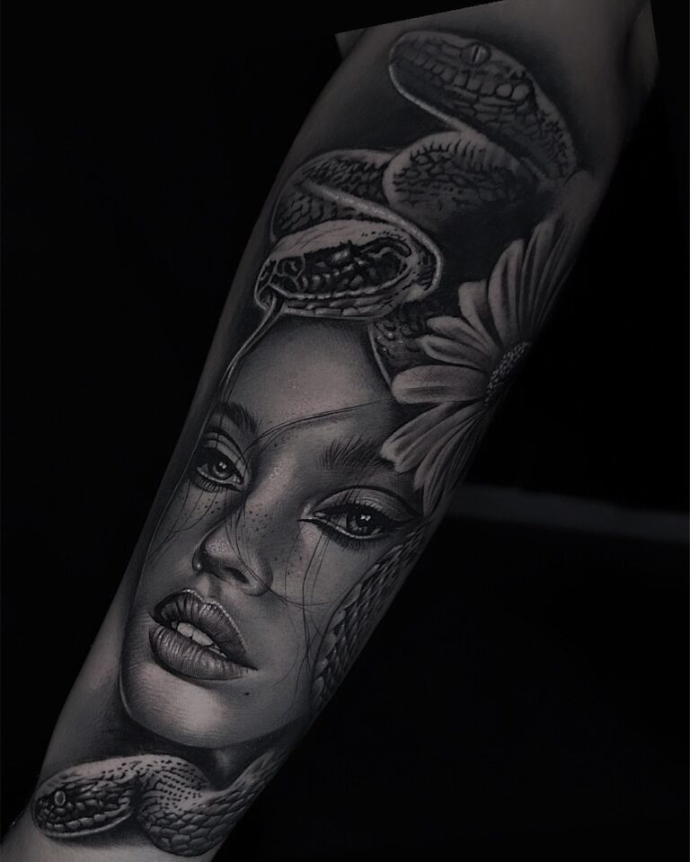 Realistisches Tattoo von Blackout Ink