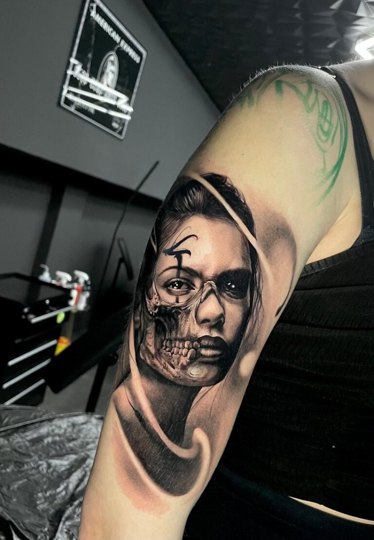 Realistisches Tattoo von Blackout Ink