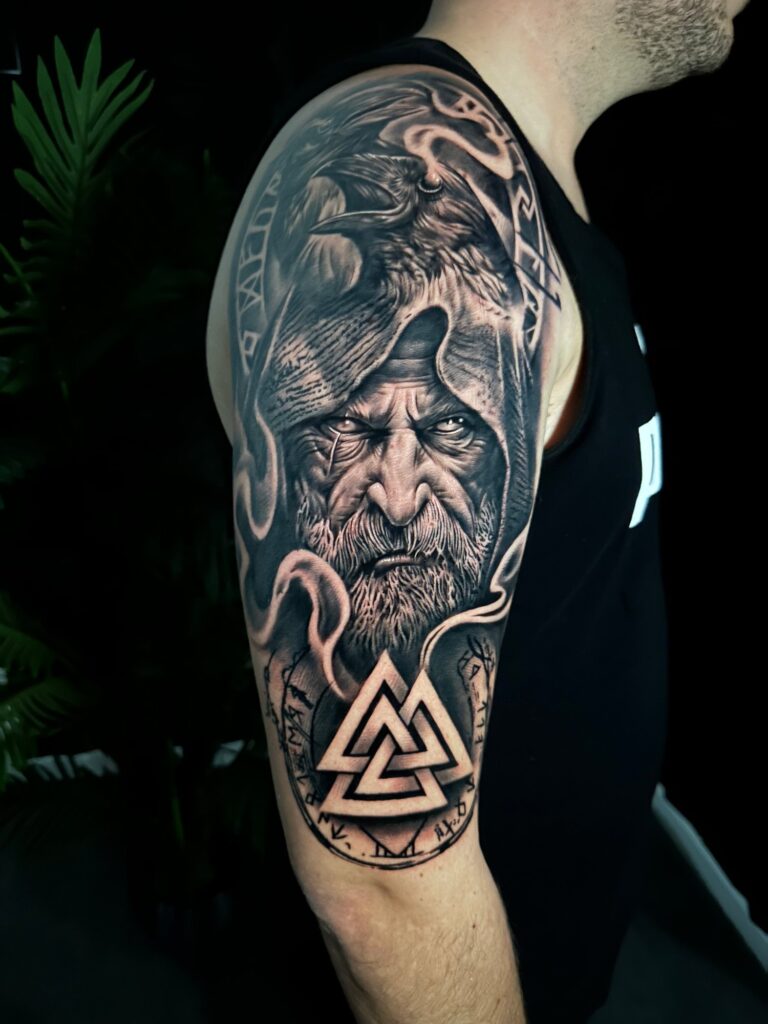 Realistisches Tattoo von Blackout Ink