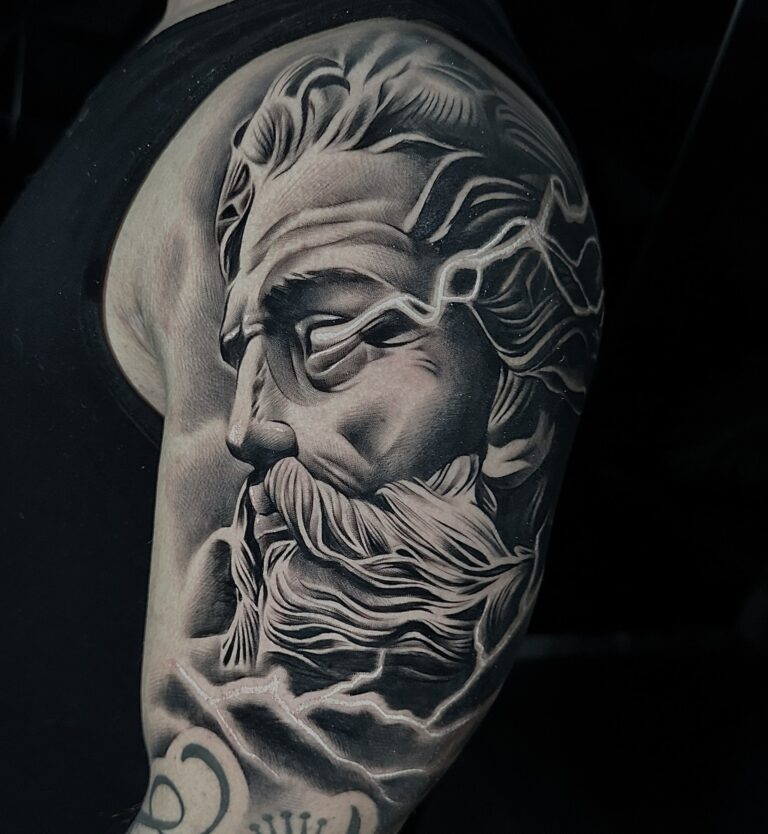 Realistisches Tattoo von Blackout Ink