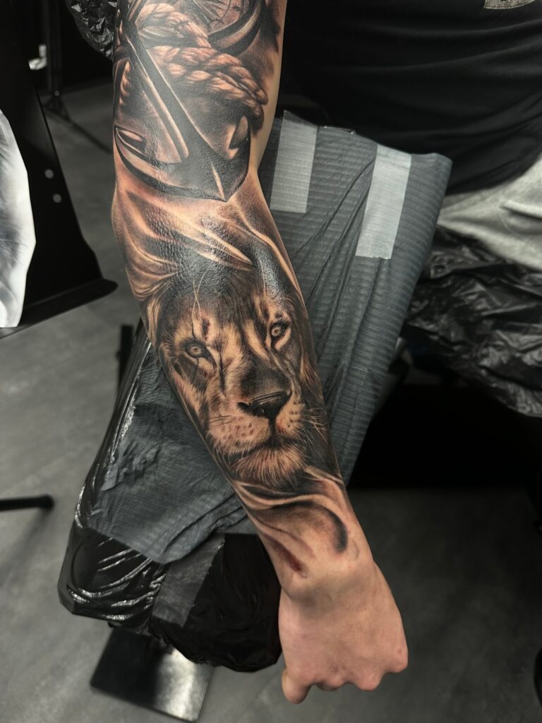 Realistisches Tattoo von Blackout Ink