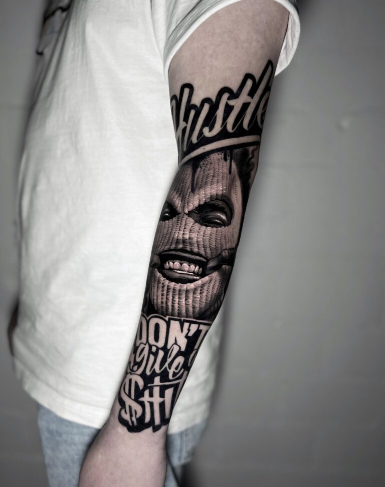 Realistisches Tattoo von Blackout Ink