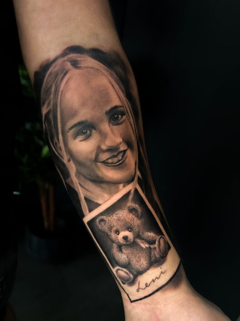 Realistisches Tattoo von Blackout Ink