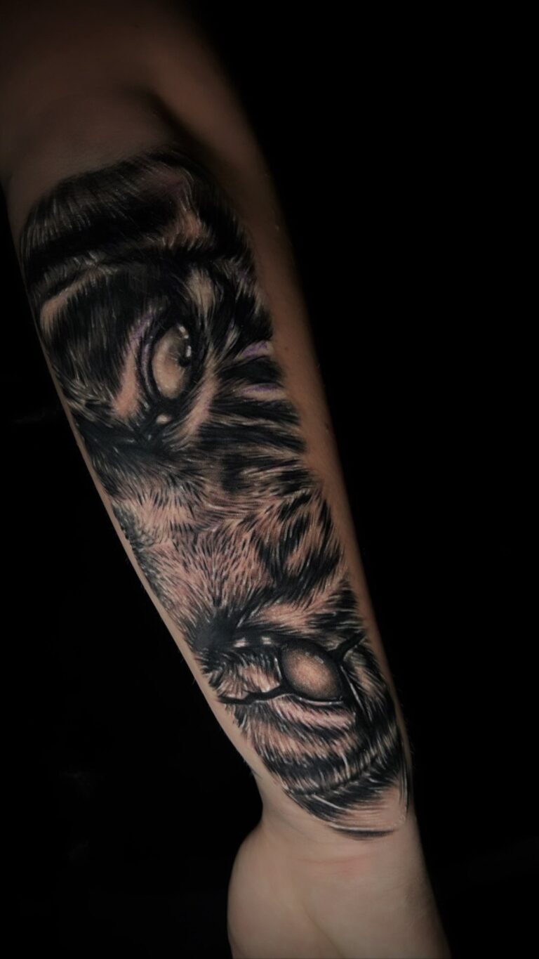 Realistisches Tattoo von Blackout Ink