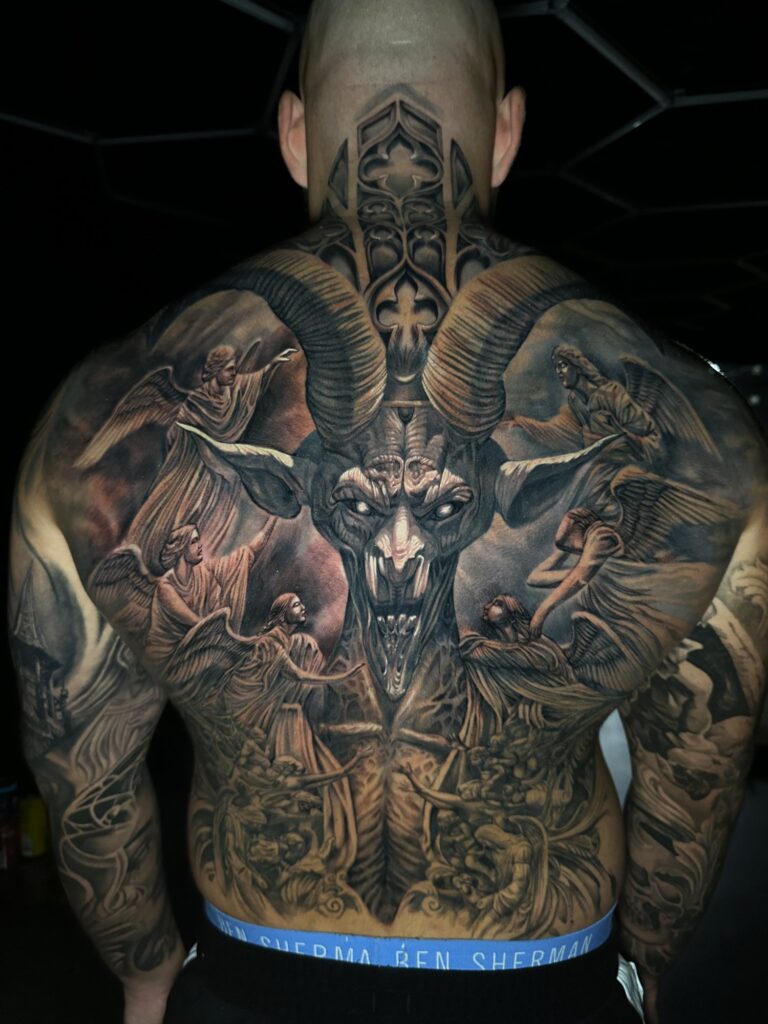 Realistisches Tattoo von Blackout Ink