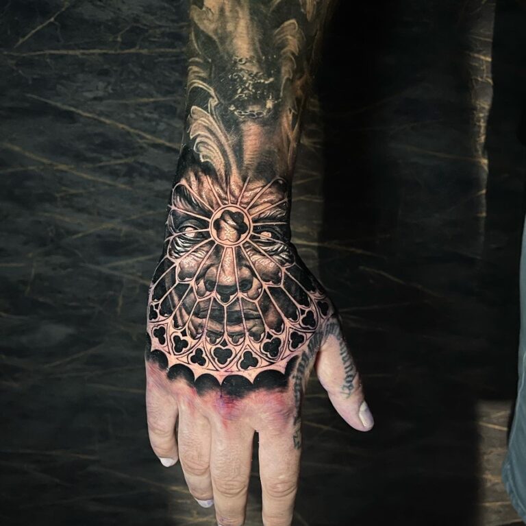 Realistisches Tattoo von Blackout Ink
