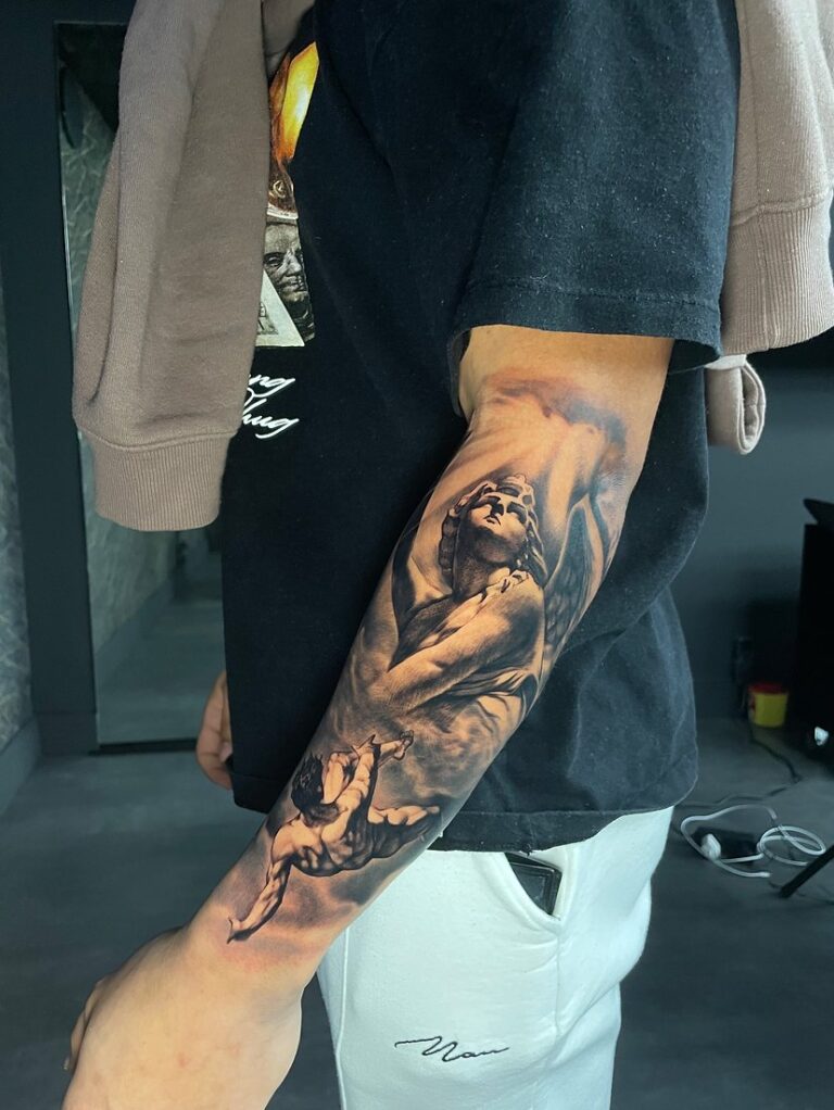 Realistisches Tattoo von Blackout Ink