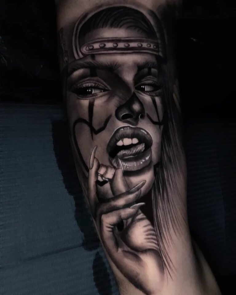 Realistisches Tattoo von Blackout Ink