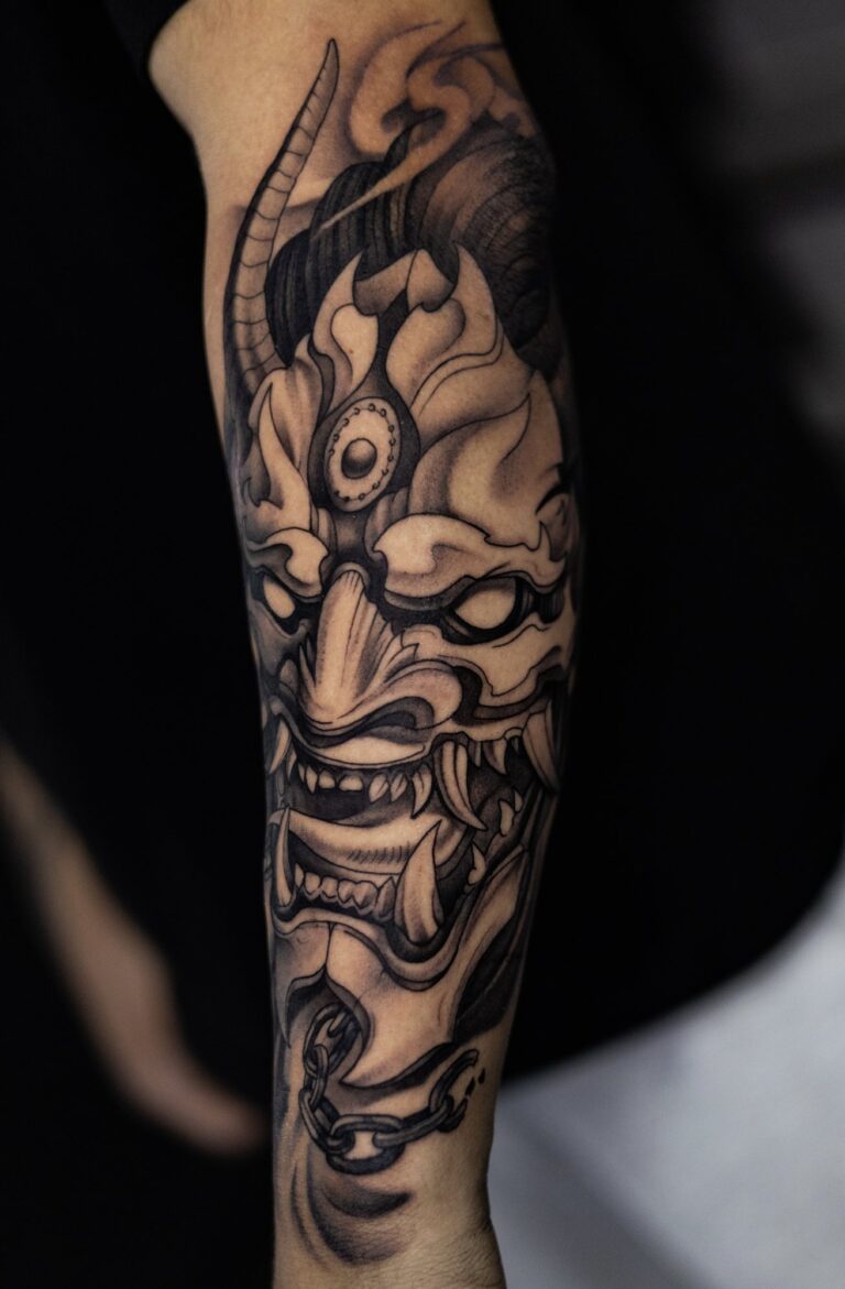 Realistisches Tattoo von Blackout Ink