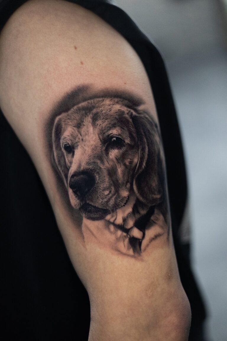 Realistisches Tattoo von Blackout Ink