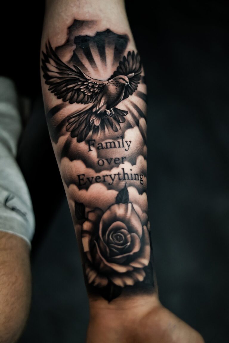 Realistisches Tattoo von Blackout Ink