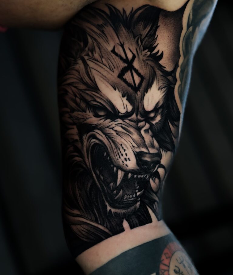 Realistisches Tattoo von Blackout Ink