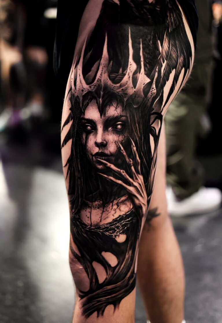 Realistisches Tattoo von Blackout Ink