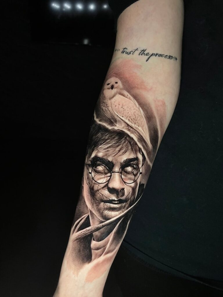 Realistisches Tattoo von Blackout Ink