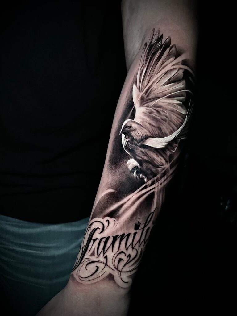Realistisches Tattoo von Blackout Ink