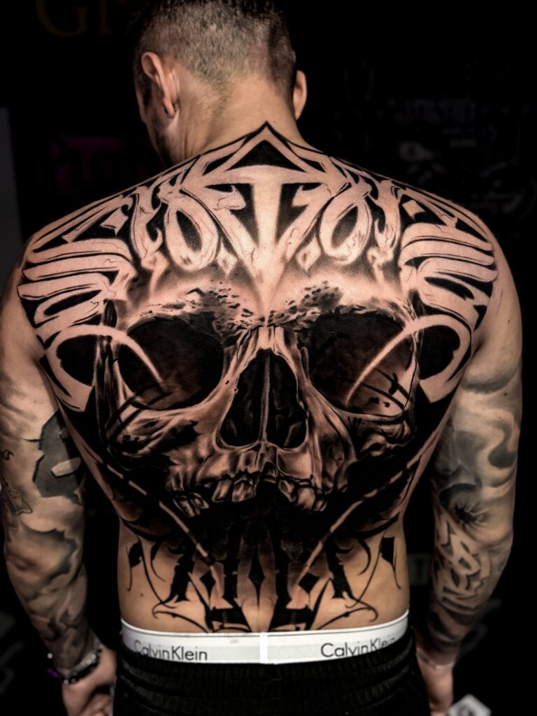 Realistisches Tattoo von Blackout Ink