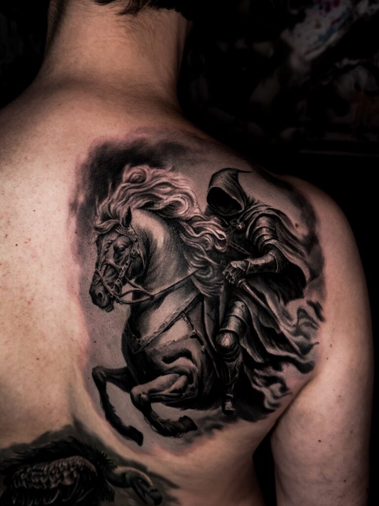 Realistisches Tattoo von Blackout Ink
