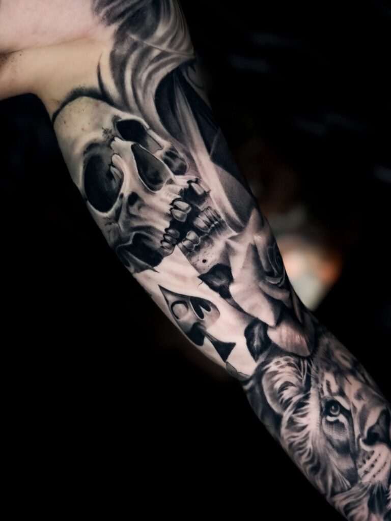 Realistisches Tattoo von Blackout Ink