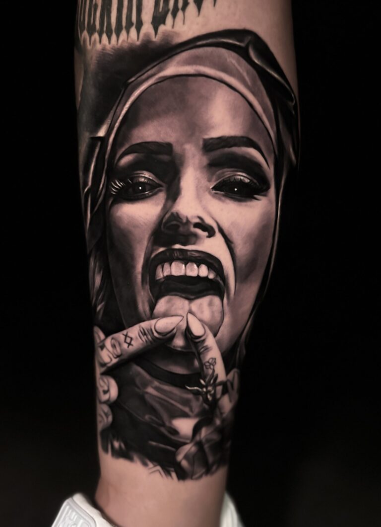 Realistisches Tattoo von Blackout Ink