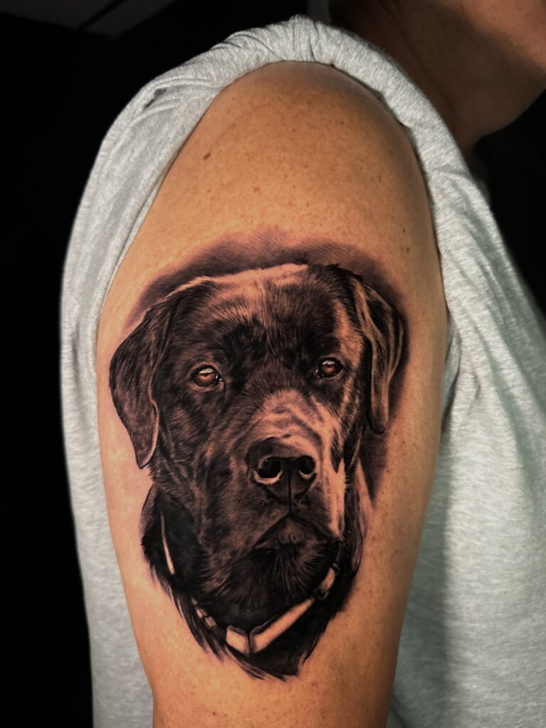Realistisches Tattoo von Blackout Ink