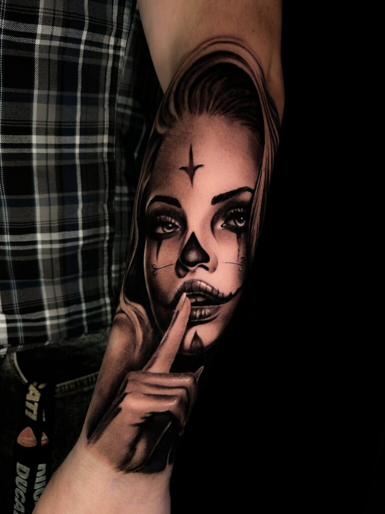 Realistisches Tattoo von Blackout Ink