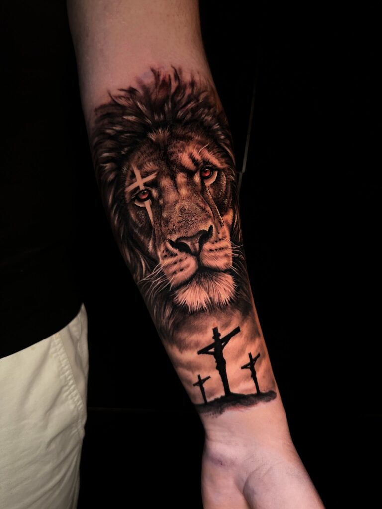 Realistisches Tattoo von Blackout Ink