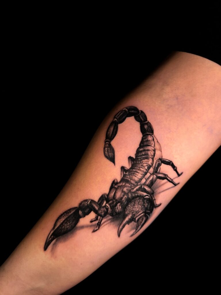 Realistisches Tattoo von Blackout Ink