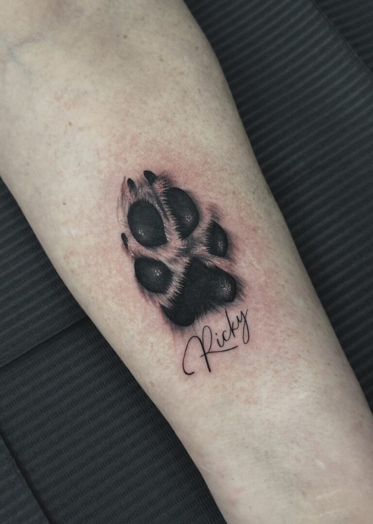 Realistisches Tattoo von Blackout Ink