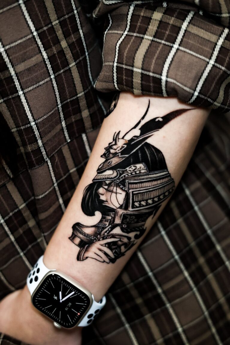 Realistisches Tattoo von Blackout Ink